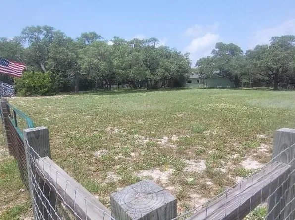 521 N 4th St, Rockport, TX 78382