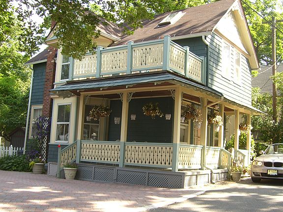 wraparound porch
