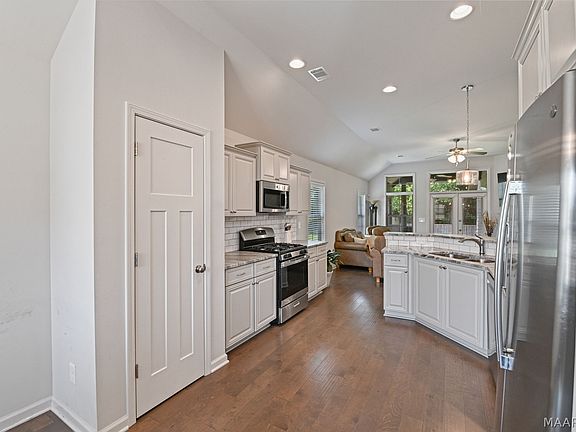 5th image of 605 Glenmede Ln