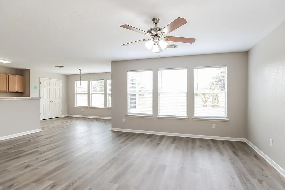 3 bed, 2.5 bath, 2427 sqft, $2,115 — Photo 4