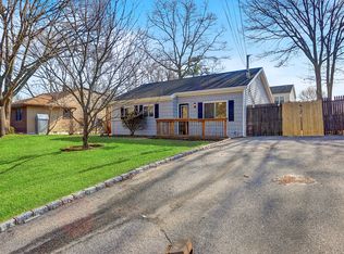 74 Presford Dr, Shirley, NY 11967