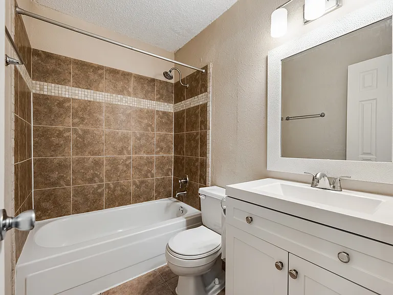 7204 Shadow Bend Dr — Photo 8