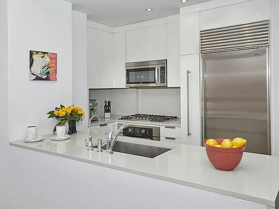 4th image of 225 W 83rd St