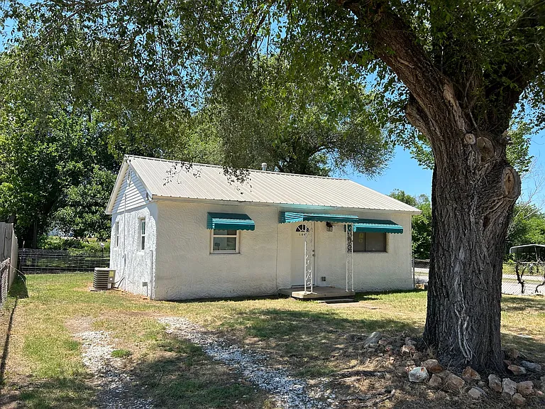 106 S Monroe Ave — Photo 1