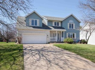 5036 Heatherstone Rd, Bettendorf, IA 52722