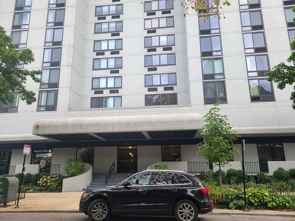 1st image of 1221 N Dearborn Pkwy #1008