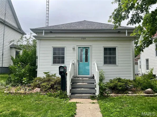 206 S Cedar St, Nokomis, IL 62075
