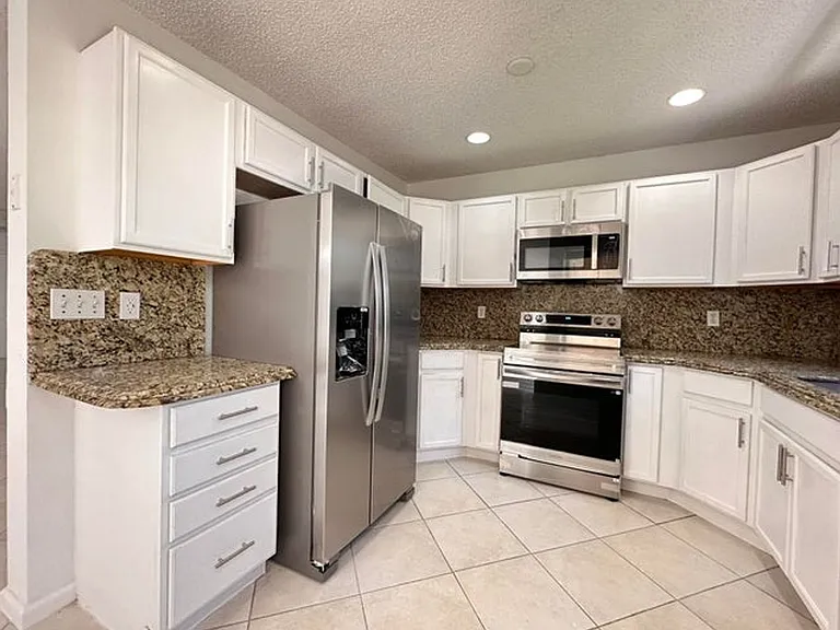 703 Crosswinds Dr — Photo 2