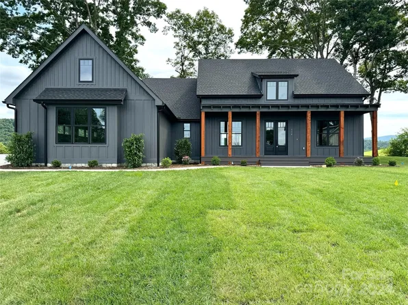 374 Mavrick Dr, Mills River, NC 28759