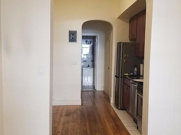 4th image of 56 W 106th St