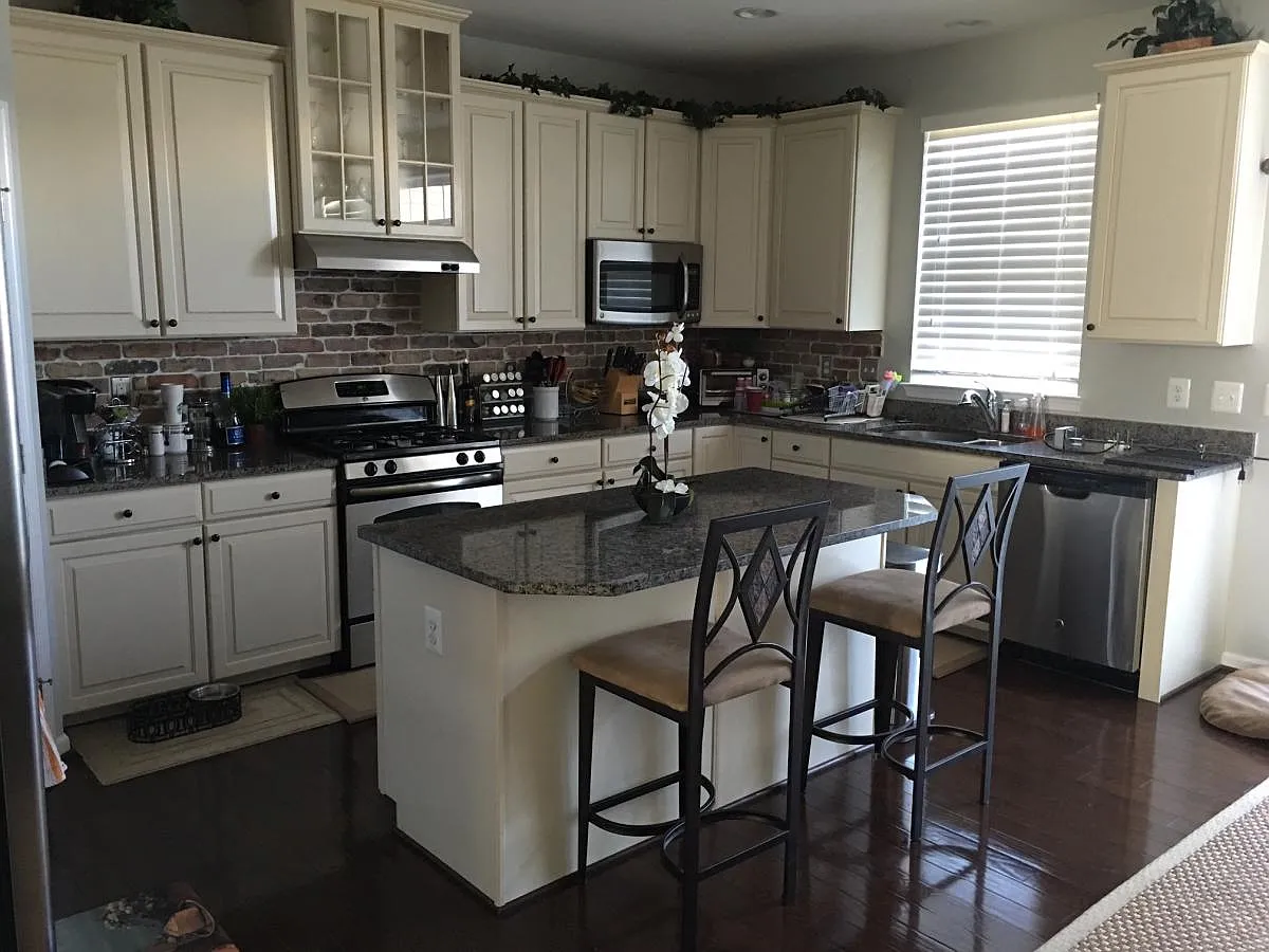 4 bed, 2.5 bath, 2300 sqft, $990 — Photo 3