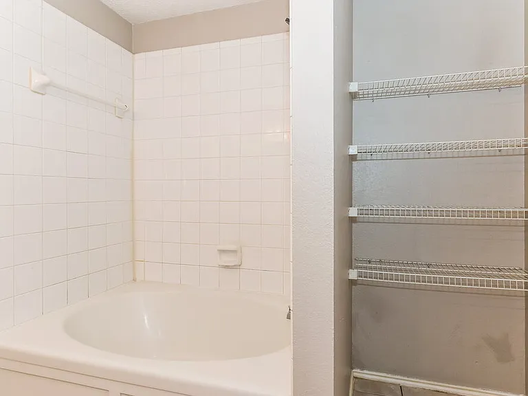 1112 Alexandria Dr — Photo 14