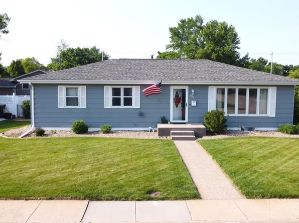 1103 E 32nd St, Kearney, NE 68847