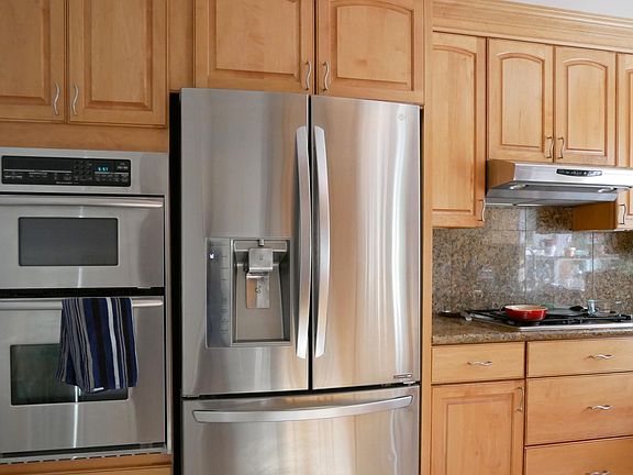Kitchen: oven, microwave, refrigerator & gas cooktop
