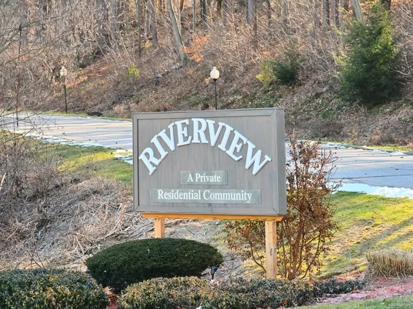 124 Riverview Pl APT E, Southbridge, MA 01550