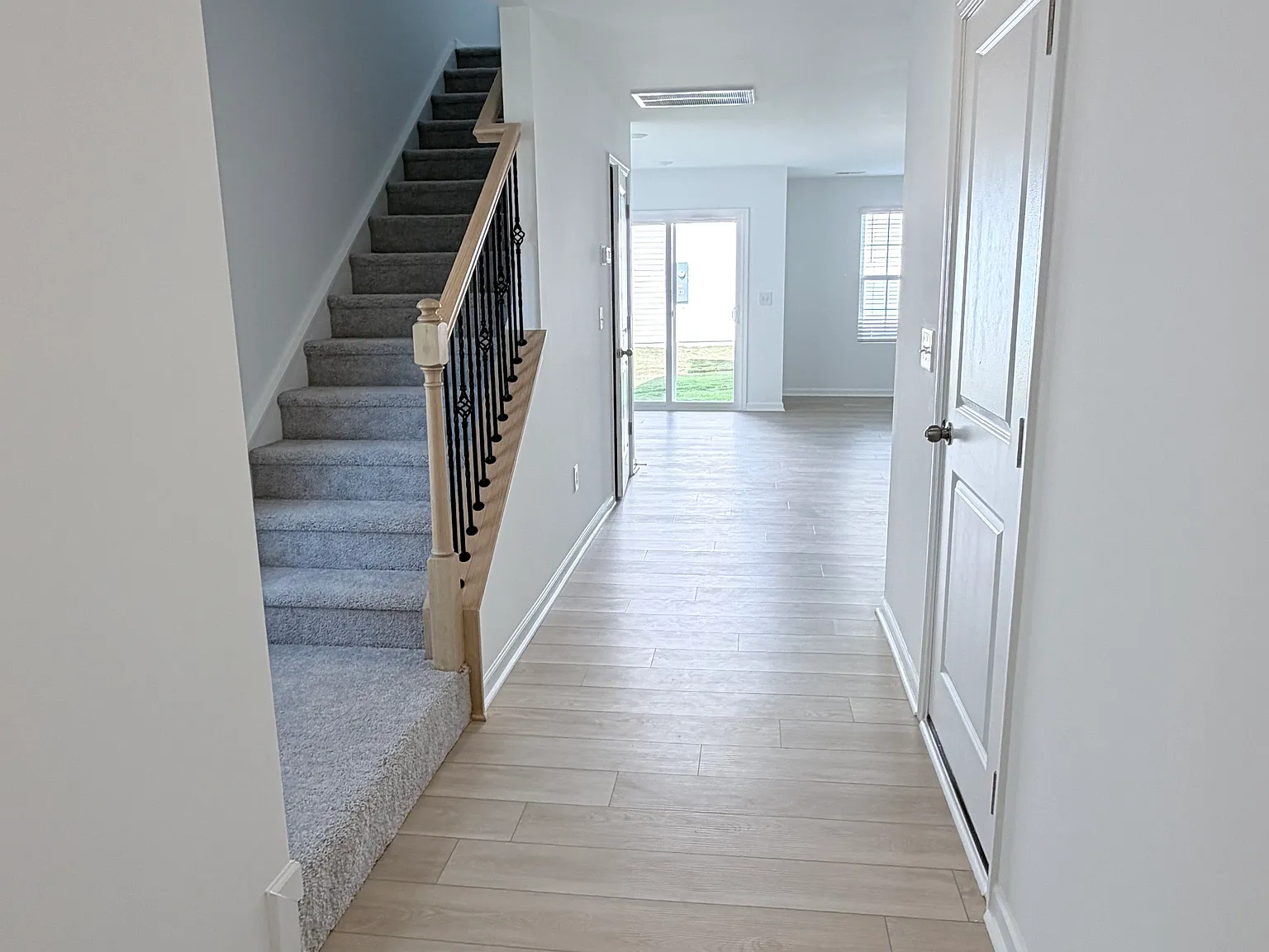 3 bed, 2.5 bath, 1403 sqft, $1,700 — Photo 3
