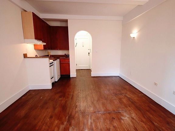3rd image of 11 Waverly Pl APT 6H