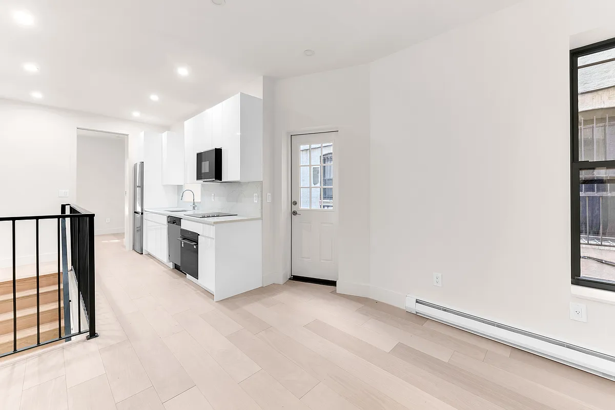 Building Photo - 220 Saint James Pl #1