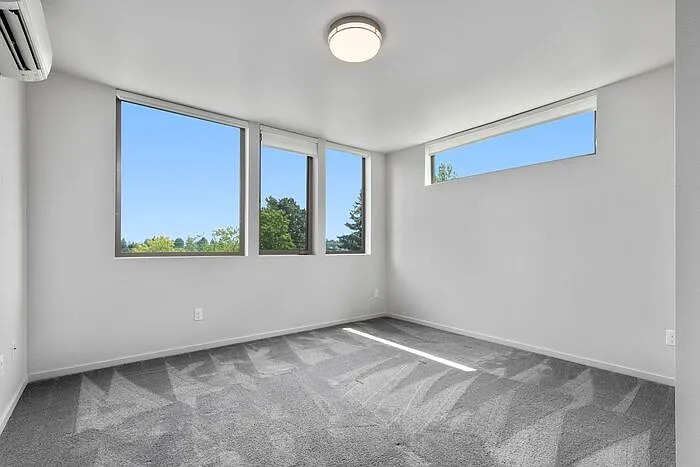 2409 E Thomas St — Photo 19