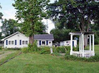 7228 Douglas Rd, Lambertville, MI 48144