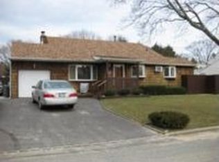 10 Bark Ln, Northport, NY 11768