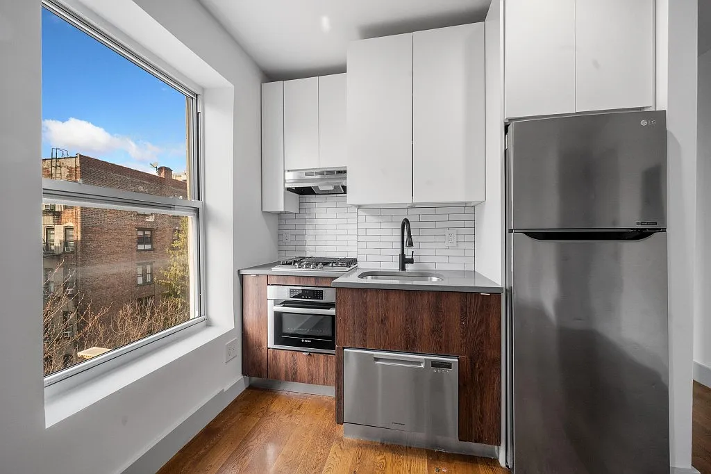 Building Photo - 629 E 5th St #3