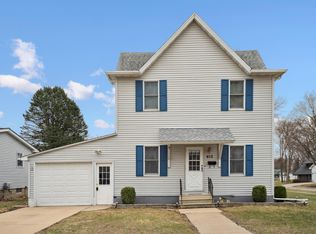 613 6th St SW, Independence, IA 50644