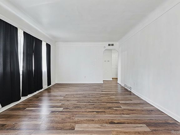5th image of 28632 Parkwood St