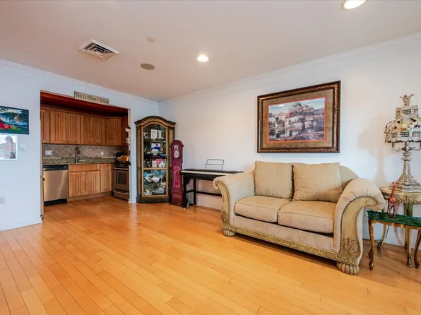 600 Clarence Avenue image 8 of 37