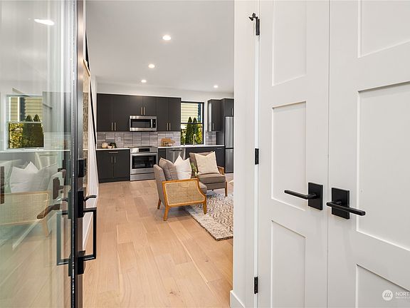4th image of 3607 32nd Avenue W #B