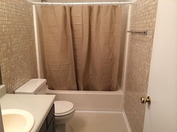 5th image of 633 Idlewood Ln APT A