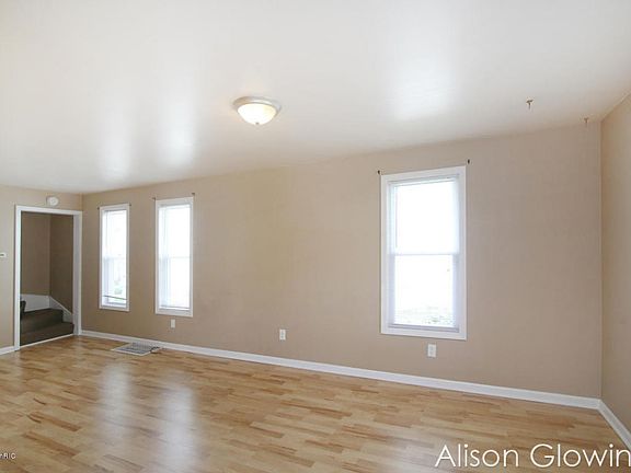5th image of 1036 Arianna St NW