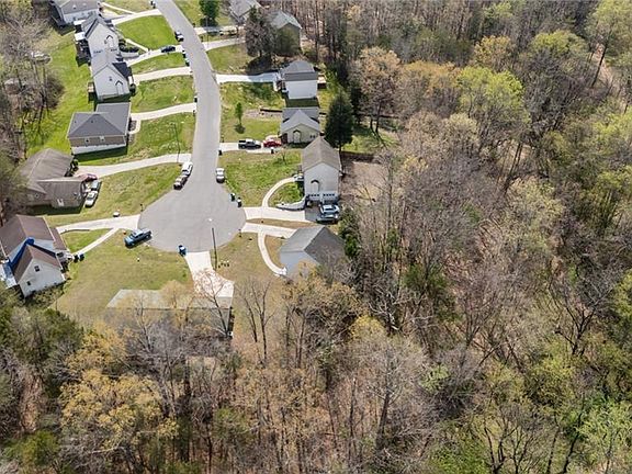 4th image of 165 Heather Ct