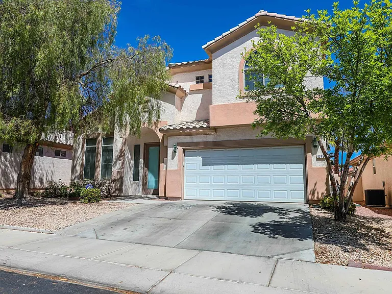 212 Waterton Lakes Ave — Photo 3