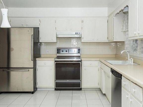 5th image of 16401 Surrey Dr