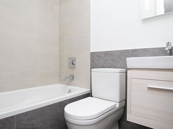 4th image of 273 Driggs Ave #4KK