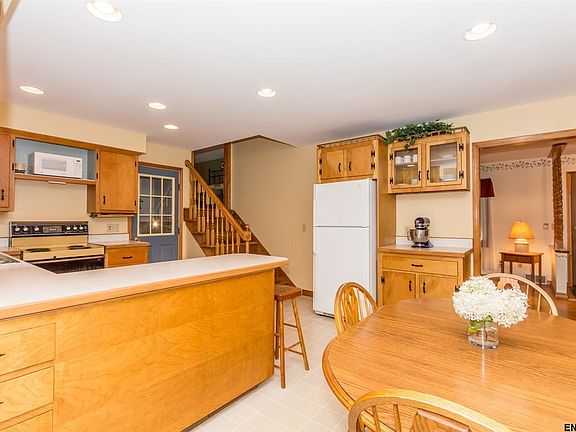 5th image of 16 Saint Anthony Ln