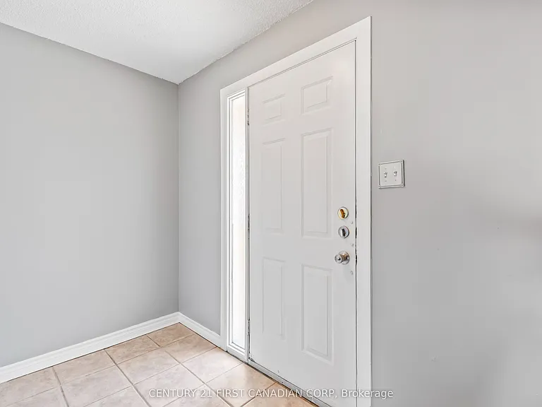 500 Osgoode Dr #20 — Photo 3