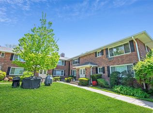52 Edmunton Dr APT B16, North Babylon, NY 11703