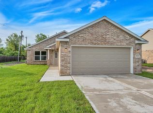 7103 Beechwood Dr, Angleton, TX 77515
