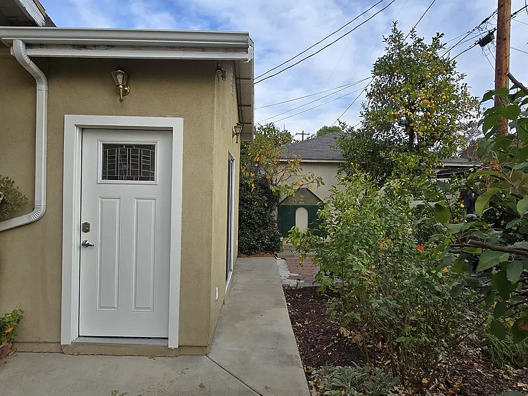 6212 Zelzah Ave — Photo 1