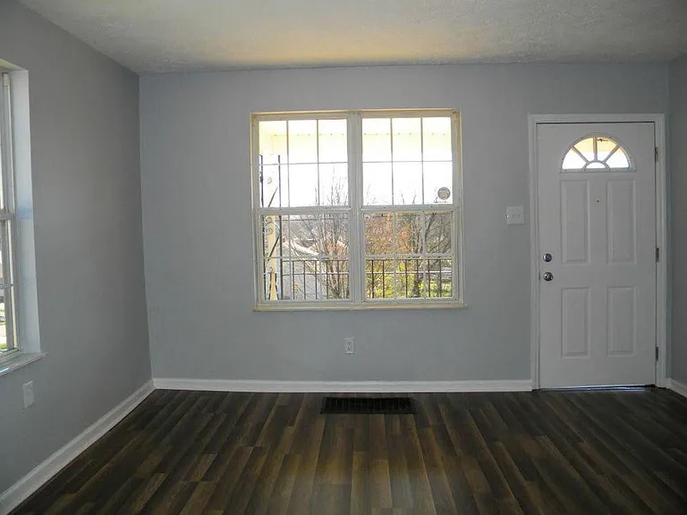 1305 Moses Ave — Photo 10