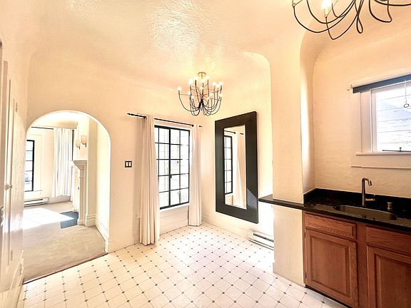 5th image of 820 Ashbury St APT 5