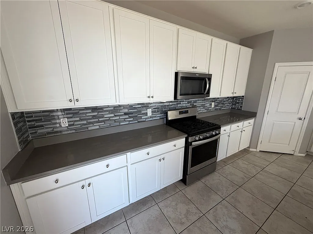 5 bed, 3.5 bath, 3057 sqft, $3,100 — Photo 4