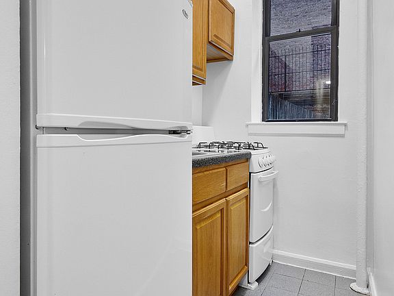 4th image of 434 E 89th St APT C