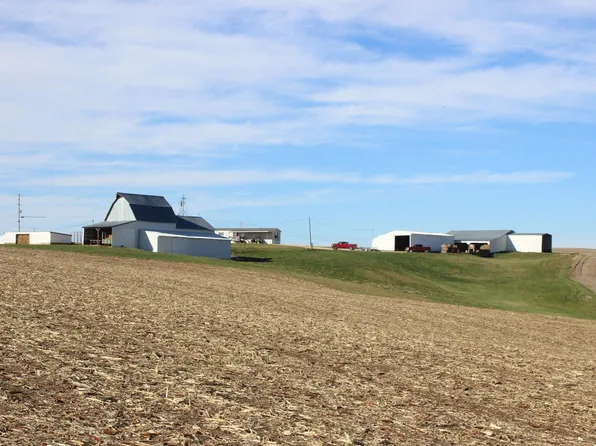 9220 287th Ave, Zwingle, IA 52060