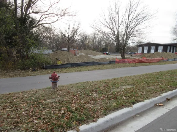 21751 W Nine Mile Rd, Southfield, MI 48075