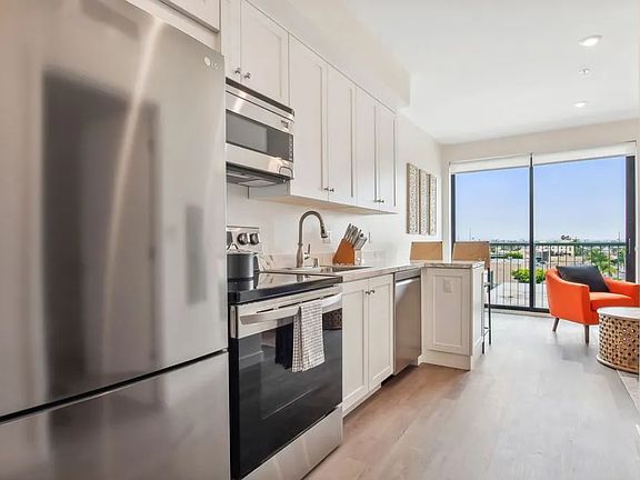 3rd image of 3067 N Park Way #213