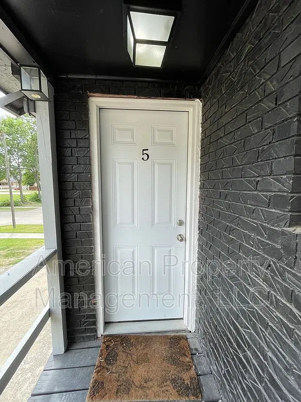 719 S Troost Ave — Photo 1