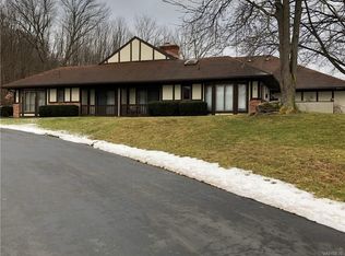 12 Gothic Ln, Lockport, NY 14094